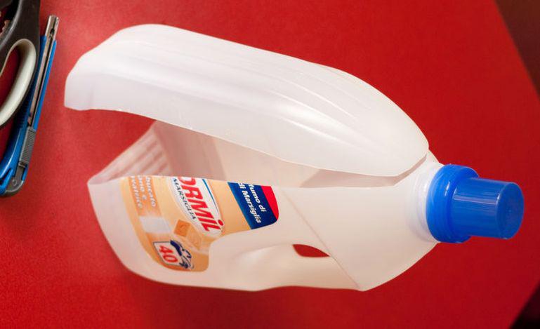 разрезанная белая пластиковая бутылка