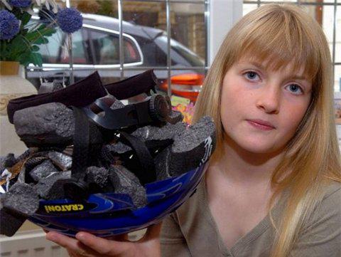 девушка с поломанным шлемом